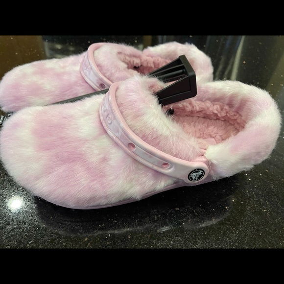 Pink camo crocs with fur Clearance